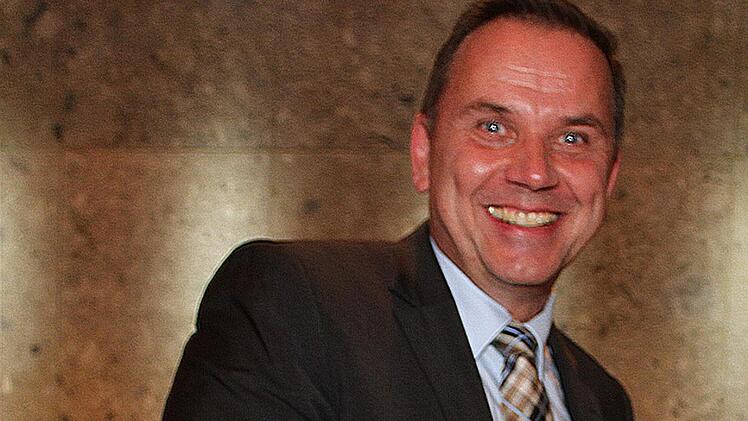Klimaschutzmanagerin Ingrid Flieger gibt den fair gehandelten Fußball an Alexander Battistella weiter: Der Leiter des beruflichen Schulzentrums entwickelt die FOS zur "Fair Trade School". Landrat Klaus Peter Söllner lobte den Vorbildcharakter des beruflichen Schulzentrums.Sonny Adam