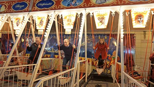 Bernhard Schwab, German Hacker und seine Stellvertreterin Renate Schroff (v. l.) testen die Schiffschaukel. Foto: Richard S&auml;nger