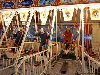 Bernhard Schwab, German Hacker und seine Stellvertreterin Renate Schroff (v. l.) testen die Schiffschaukel. Foto: Richard Sänger