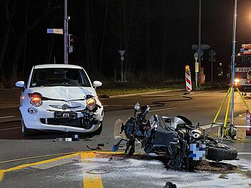 Unfall in Nürnberg: Auto kollidiert mit Motorrad