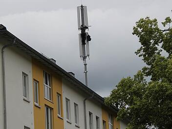 Mieter der Baugenossenschafts-Wohnhäuser in der Caspar-Fischer-Straße sind sauer, dass auf einem Dach eine Mobilfunkanlage installiert wurde. Foto: Alexander Hartmann