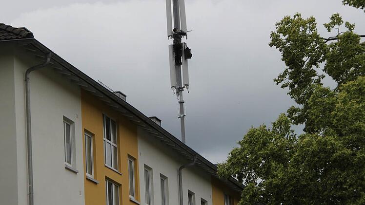 Mieter der Baugenossenschafts-Wohnhäuser in der Caspar-Fischer-Straße sind sauer, dass auf einem Dach eine Mobilfunkanlage installiert wurde. Foto: Alexander Hartmann