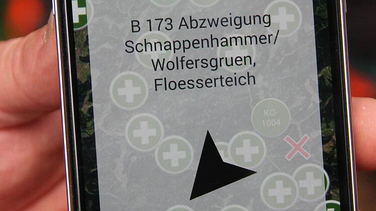 Die kostenlose App "Hilfe im Wald" weist den kürzesten Weg und die Richtung von der Unfallstelle (rotes X) zum nächsten Rettungstreffpunkt. Die grünen Plus-Zeichen zeigen die weiteren Rettungspunkte in der Umgebung. Foto: Friedwald Schedel