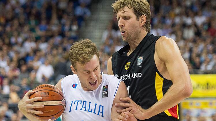 Bambergs Neuzugang Nicolo Melli (links) stand diesmal nur kanpp vier Minuten auf dem Parkett. Hier zieht er allerdings ein Foul gegen Dirk Nowitzki und trifft die daraus resultierenden Freiwürfe. Foto: Lukas Schulze/dpa