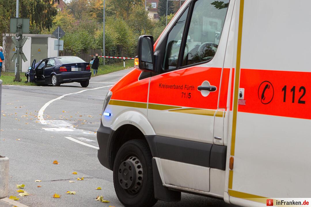 BMW kracht an Bahnübergang gegen Leitplanke