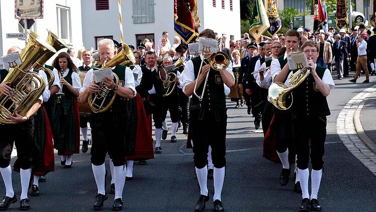 Der feierliche Festzug zum Ortsjubiläum schlängelte sich durch Frankenbrunn. Foto: Gerd Schaar