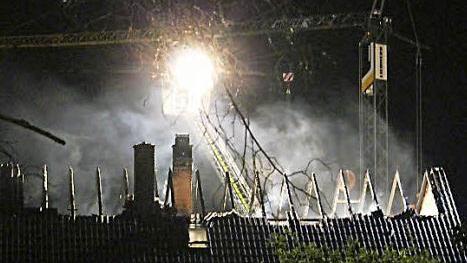 Mit zwei Drehleitern hatten die Feuerwehrleute den lichterloh brennenden Dachstuhl zwar schnell gelöscht, für den 32-Jährigen kam aber trotzdem jede Hilfe zu spät. Polizei und Rettungskräfte waren gefordert. Das Dachgeschoss brannte aus.  Fotos: Andreas Dorsch