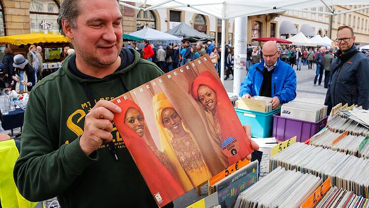 Beim Bamberger Antikmarkt kamen Liebhaber schöner alter Dinge voll auf ihre kosten. Foto: Matthias Hoch