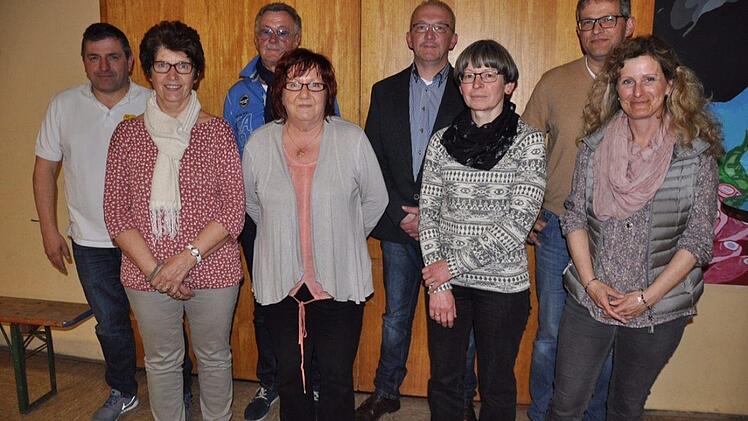 40 Jahre: Matthias Müller, Anneliese Paltian, Günter Hörning, Gaby Darmer, Udo Hewing, Roswitha Bug, Lothar Schreiber, Tina Müller.  Foto: Petra Heurich