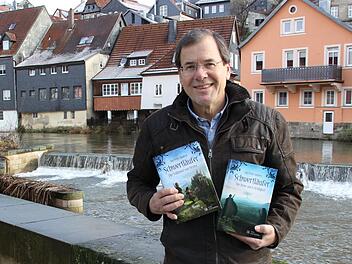 Zufrieden hält der Kronacher Autor Peter Engerisser seine abgeschlossene Trilogie "Schwertläufer" in den Händen. Jutta Rudel