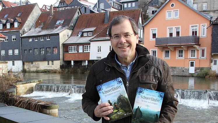 Zufrieden hält der Kronacher Autor Peter Engerisser seine abgeschlossene Trilogie "Schwertläufer" in den Händen. Jutta Rudel