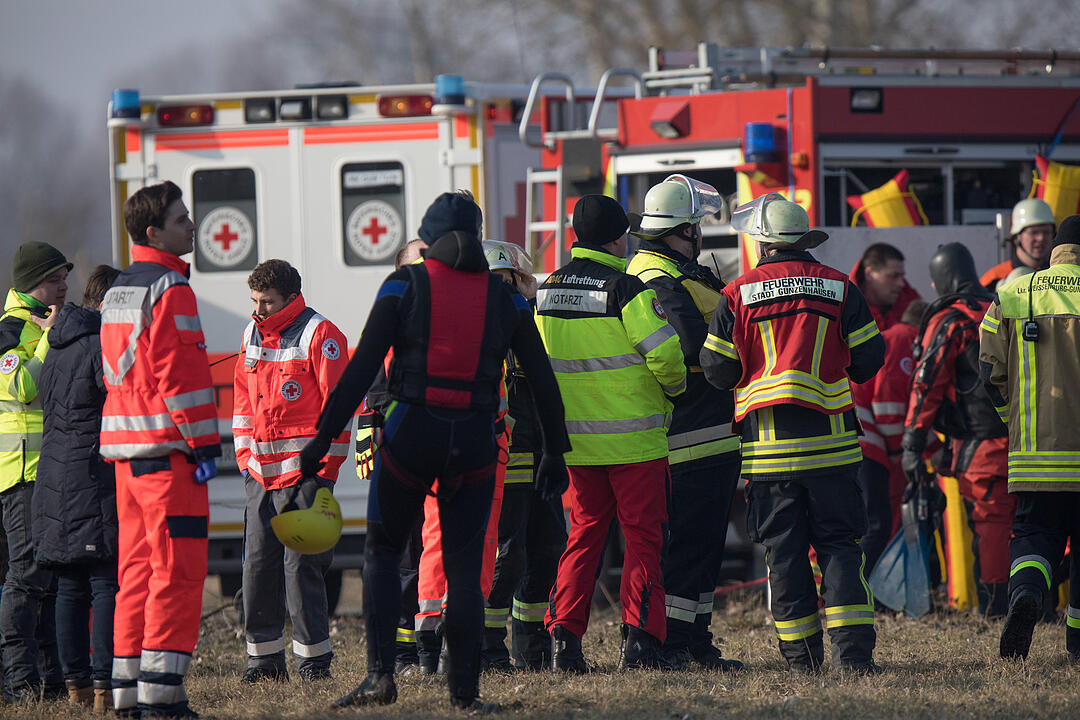 Person bricht in Altmühlsee ein