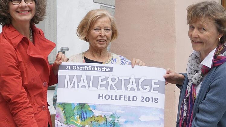 B&uuml;rgermeisterin Karin Barwisch sowie Karin Dietel und Christel Gollner von den Oberfr&auml;nkischen Malertage pr&auml;sentieren das Plakat. Foto: Barbara Pittner