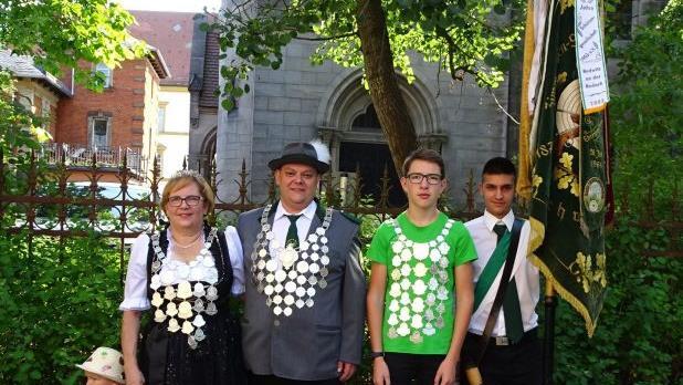 Königin Gudrun Marr, mit Enkelin, König Markus Münch und Jungschützenkönig Christian Zimmermann regieren die Schwürbitzer Schützen noch bis zur feierlichen Königsproklamation am Festsonntag. Foto: Stefan Motschenbacher