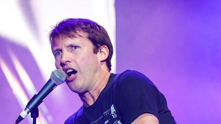 Umjubeltes Konzert: James Blunt begeisterte 6000 Besucher auf dem Coburger Schlossplatz.  Foto: Matthias Hoch