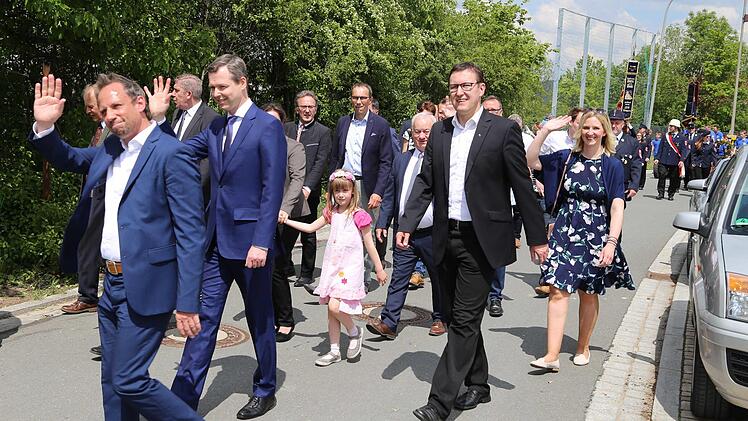Die Ehrengäste im Festzug Foto: Franz Galster