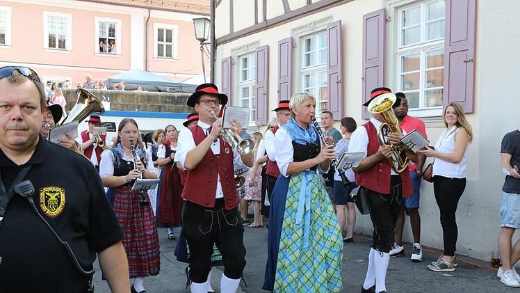 Fischerstechen der Erwachsenen am Sonntag. Foto: Barbara Herbst