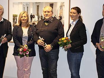 Den Vorsitz des Kronacher Kunstvereins hat Karol J. Hurec (links) zwar abgegeben, wird zukünftig aber dennoch eine Aufgabe übernehmen. Während sich Andrea Partheymüller-Gerber (2. v. li.) um die Organisation der Ausstellung kümmern wird, übernimmt Willi Karl (Mitte) die Rolle des Sprechers. Sabine Raithel (2. v. re.) ist die neue geschäftsführende Vorsitzende des KVV. Jürgen Keilhauer (rechts) bleibt weiterhin Schriftführer. Foto: Michael Wunder