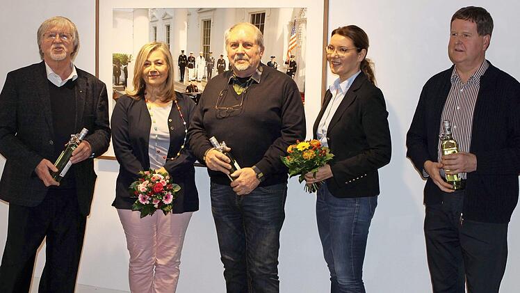 Den Vorsitz des Kronacher Kunstvereins hat Karol J. Hurec (links) zwar abgegeben, wird zukünftig aber dennoch eine Aufgabe übernehmen. Während sich Andrea Partheymüller-Gerber (2. v. li.) um die Organisation der Ausstellung kümmern wird, übernimmt Willi Karl (Mitte) die Rolle des Sprechers. Sabine Raithel (2. v. re.) ist die neue geschäftsführende Vorsitzende des KVV. Jürgen Keilhauer (rechts) bleibt weiterhin Schriftführer. Foto: Michael Wunder