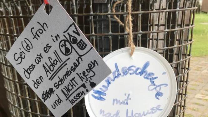Hauptsache im Müll oder mit nach Hause nehmen? Am Abfalleimer am Buswartehäuschen in Unterpreppach wird eifrig "diskutiert": Zuerst war das runde Schild rechts da, kurze Zeit später kam das linke. Helmut Will