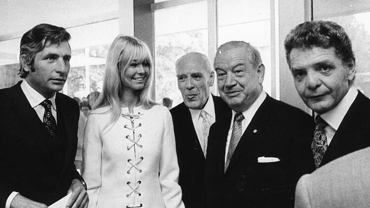 75 Jahre Fichtel & Sachs - Das wurde im Theater gefeiert: Gunter Sachs (links) mit seiner Frau Mirja, Ernst Wilhelm Sachs (rechts), Ehrengast Ministerpräsident Alfons Goppel (Zweiter von rechts) und Aufsichtsratschef Ernst Falkenheim (Mitte), der den Verkaufsabsichten der Brüder nicht so kritisch gegenüberstand wie sein Vorgänger Roderich Mayr. Foto: Sachs Archiv