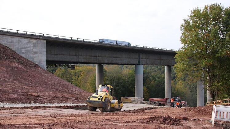 Seit kurzem laufen die Bauarbeiten zur Erneuerung der Autobahnbrücke übers Thulbatal.  Foto: Ralf Ruppert