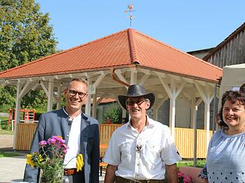 Bürgermeister  Mario Götz, Ortssprecher Paul Bieber und Allianzmanagerin Kissinger Bogen, Stephanie Kunder, vor dem neuen Pavillon im alten Schulgarten bei der Eröffnung.                Im Anschluss fand ein kleines fest statt. Foto: Hilmar Ruppert