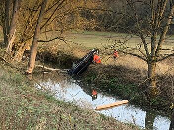 T&ouml;dlicher Unfall: Auto landet in Bach neben Stra&szlig;e