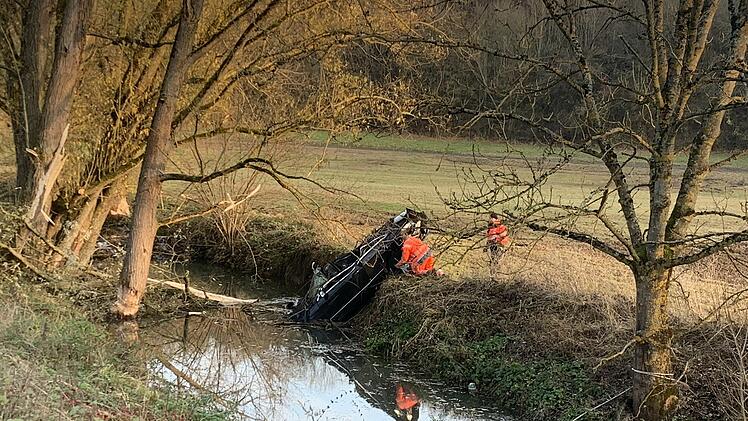 T&ouml;dlicher Unfall: Auto landet in Bach neben Stra&szlig;e