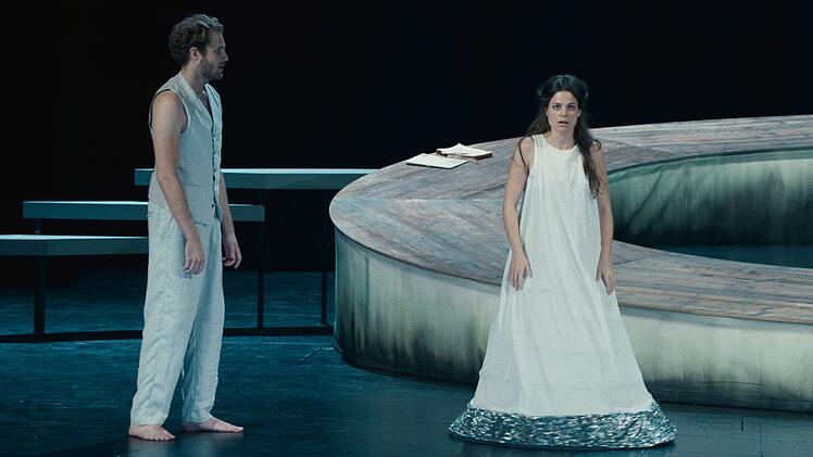 Noch steht Nora Nielsen (Giulia Goldammer) gemeinsam mit Carl Silberman (Lukas T. Sperber) auf der B&uuml;hne. Doch noch w&auml;hrend der laufenden Vorstellung von Tschechows "Die M&ouml;we" wird die junge Frau sterben.