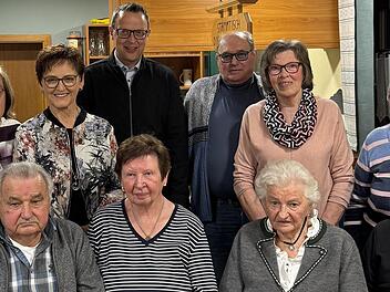 Gr&uuml;ndungsmitglieder von 1985 (vorn, von links): Eberhard Hannig, Renate Hannig, Christa Oehrlein und Lydia Harl&auml;nder. Hintere Reihe (von links): Vorsitzende Heike Linz, Monika Filsner, Silvia Schirmer, B&uuml;rgermeister Andreas P&ouml;hner, Manfred Friedma...