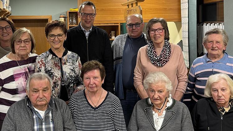 Gr&uuml;ndungsmitglieder von 1985 (vorn, von links): Eberhard Hannig, Renate Hannig, Christa Oehrlein und Lydia Harl&auml;nder. Hintere Reihe (von links): Vorsitzende Heike Linz, Monika Filsner, Silvia Schirmer, B&uuml;rgermeister Andreas P&ouml;hner, Manfred Friedma...