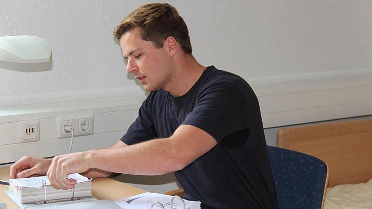 Gerade sind Zwischenprüfungen auf die sich die Polizeimeisteranwärter vorbereiten.