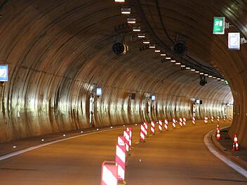 Ab Montag, 8. Oktober, m&uuml;ssen sich Autofahrer auf der A70 bei Eltmann jeweils eine R&ouml;hre im Tunnel Schwarzer Berg teilen. Grund: Wartungsarbeiten. Foto: gf