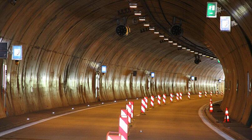 Ab Montag, 8. Oktober, m&uuml;ssen sich Autofahrer auf der A70 bei Eltmann jeweils eine R&ouml;hre im Tunnel Schwarzer Berg teilen. Grund: Wartungsarbeiten. Foto: gf
