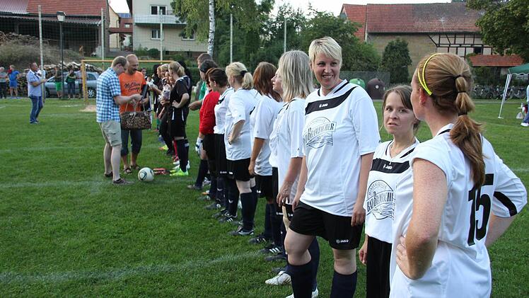 Präsente verteilte OGV-Vorsitzender Walter Zapf an alle Spielerinnen. Fotos: Kestel