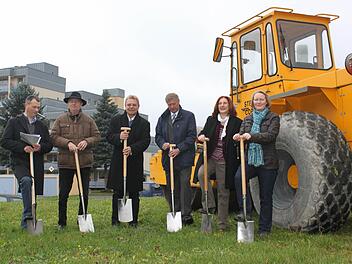 Nach über 40 Jahren baut die oberfränkische Baugenossenschaft in Kronach wieder. Am Montag war Spatenstich. Im Bild von links: Uwe Döring, Gottfried Hader, Wolfgang Beiergrößlein, Alexander Kleylein und Diana Kleylein-Sohn. Foto: Veronika Schadeck