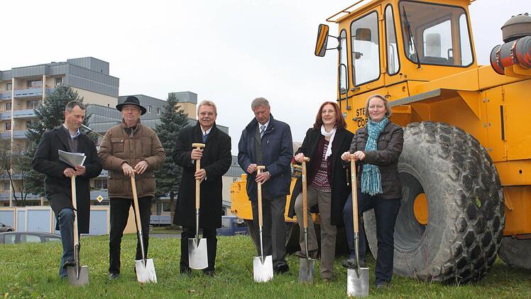 Nach über 40 Jahren baut die oberfränkische Baugenossenschaft in Kronach wieder. Am Montag war Spatenstich. Im Bild von links: Uwe Döring, Gottfried Hader, Wolfgang Beiergrößlein, Alexander Kleylein und Diana Kleylein-Sohn. Foto: Veronika Schadeck