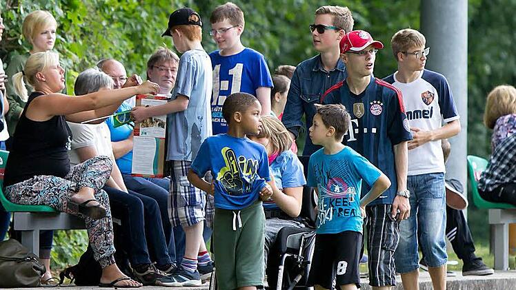 Es wurde am Rande des Spiels in Niederfüllbach fleißig gespendet. Insgesamt 820 Euro für den Verein "Hilfe für das behinderte Kind".