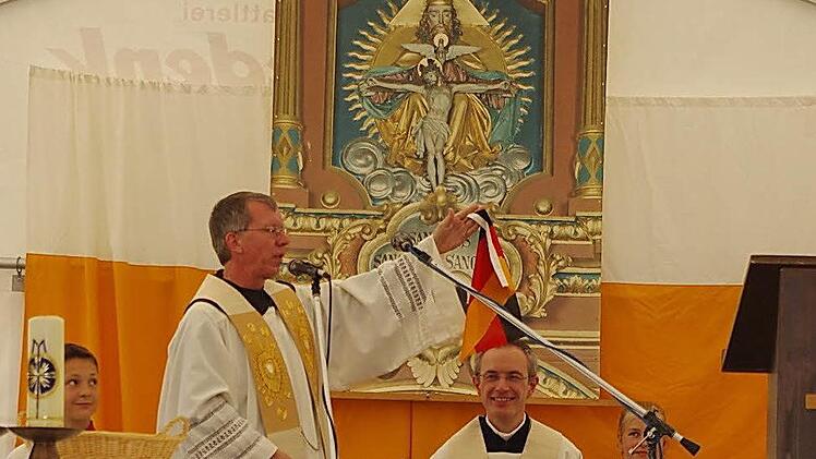 Karmelitenpater Roland Hinzer hatte eine Deutschland-Fahne dabei. Foto: Heike Schülein