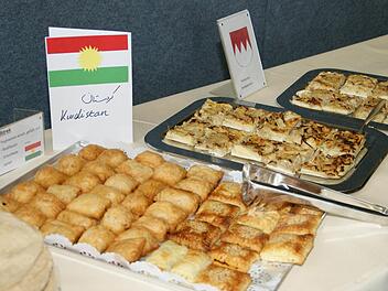 Eine kulinarische Reise zwischen Börek aus Kurdistan und fränkischem Zwiebelkuchen bot das Buffet, das beim gemeinsamen Kochen von deutschen und Schülern aus den Asyl-Klassen entstanden ist.