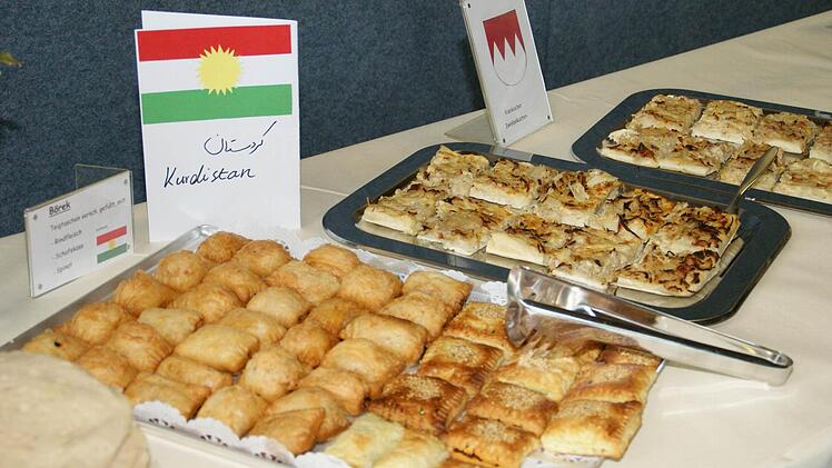 Eine kulinarische Reise zwischen Börek aus Kurdistan und fränkischem Zwiebelkuchen bot das Buffet, das beim gemeinsamen Kochen von deutschen und Schülern aus den Asyl-Klassen entstanden ist.
