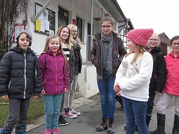 Jeden Tag treffen sich die Schimmendorfer Schulkinder am alten Milchhäusla, hier warten sie auf den Schulbus. Der Großteil - von rechts: Anna Tiroch, Leni Fischer, Julia Pistor, Marie Tiroch, Hanna Fischer, Emma Kraus, Anna Schwarz und Dennis Fischer - möchte keine neue Bushaltestelle, sondern das Milchhäusla behalten. Foto: Stephan Tiroch