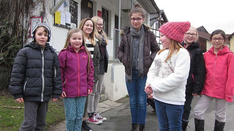Jeden Tag treffen sich die Schimmendorfer Schulkinder am alten Milchhäusla, hier warten sie auf den Schulbus. Der Großteil - von rechts: Anna Tiroch, Leni Fischer, Julia Pistor, Marie Tiroch, Hanna Fischer, Emma Kraus, Anna Schwarz und Dennis Fischer - möchte keine neue Bushaltestelle, sondern das Milchhäusla behalten. Foto: Stephan Tiroch