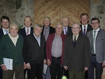 MdL Sandro Kirchner und Ortsvorsitzender Detlef Heim (hinten, von links) sowie Bürgermeister Armin Warmuth und Bezirkstagspräsident Erwin Dotzel (hinten, von rechts.) würdigten die "Veteranen" des CSU-Ortsverbands Reinhold Weigand (von links), Heinz Nöth, Peter Klaje, Erwin Kohlhepp, Otto Zwickl und Bruno Kippes. Foto: Winfried Ehling