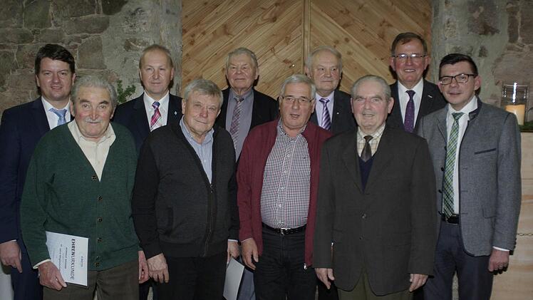 MdL Sandro Kirchner und Ortsvorsitzender Detlef Heim (hinten, von links) sowie Bürgermeister Armin Warmuth und Bezirkstagspräsident Erwin Dotzel (hinten, von rechts.) würdigten die "Veteranen" des CSU-Ortsverbands Reinhold Weigand (von links), Heinz Nöth, Peter Klaje, Erwin Kohlhepp, Otto Zwickl und Bruno Kippes. Foto: Winfried Ehling
