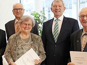 Landrat Johann Kalb (Zweiter v. r.) ehrte (v. l.) Rainer Popp, Raimund Fleischmann, Helga Metzke und Georg Denzler.  Foto: Iryna Zakoretska