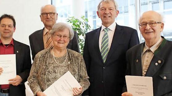 Landrat Johann Kalb (Zweiter v. r.) ehrte (v. l.) Rainer Popp, Raimund Fleischmann, Helga Metzke und Georg Denzler.  Foto: Iryna Zakoretska