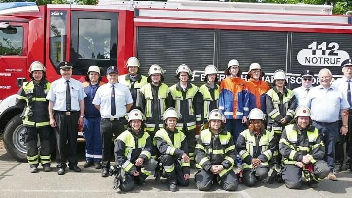 Die erfolgreichen Feuerwehrleute mit (von links) dem Kommandanten Jürgen Gampert und KBI Fritz Weinlein sowie (von rechts) Schiedsrichter Michael Ködel, Bürgermeister Hans Tischhöfer, Kreisbrandmeister Reiner Bär und (rechts, knieend) dem stellvertretenden Kommandanten Ingo Spiske Foto: Bruno Preißinger