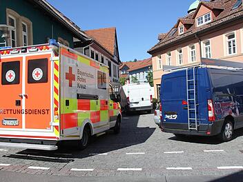 n diesem Fall wurde der Rettungswagen am Montagnachmittag nur für einige Sekunden aufgehalten, da der Fahrer des weißen Lieferfahrzeuges schnell zur Stelle war. Die Einfahrt zur Spielstraße in der Bahnhofstraße ist aber nicht selten  ein Nadelöhr für die Helfer.  Foto: Andreas Schmitt